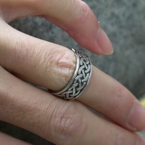 Bague celte en acier avec nœuds entrelacés – Image 3