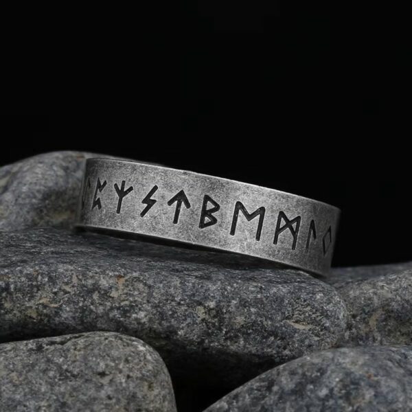 Bague viking en acier avec runes anciennes