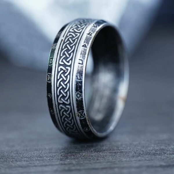 Bague viking en acier avec runes et entrelacs – Image 2