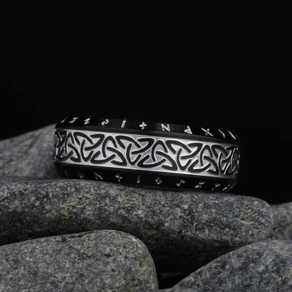 Bague viking noire et argent avec motifs runiques