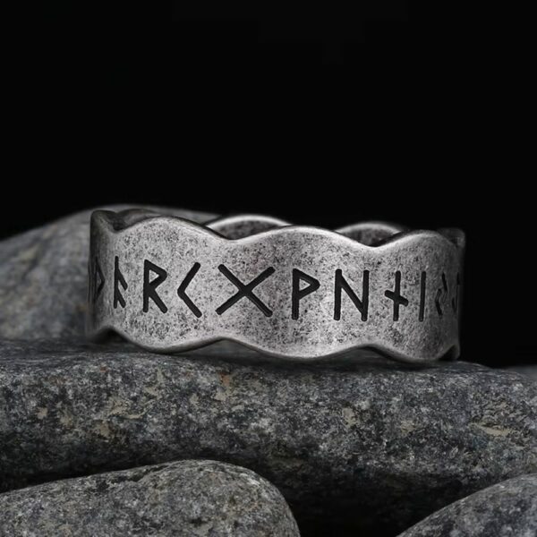 Bague viking ondulée en acier avec runes gravées