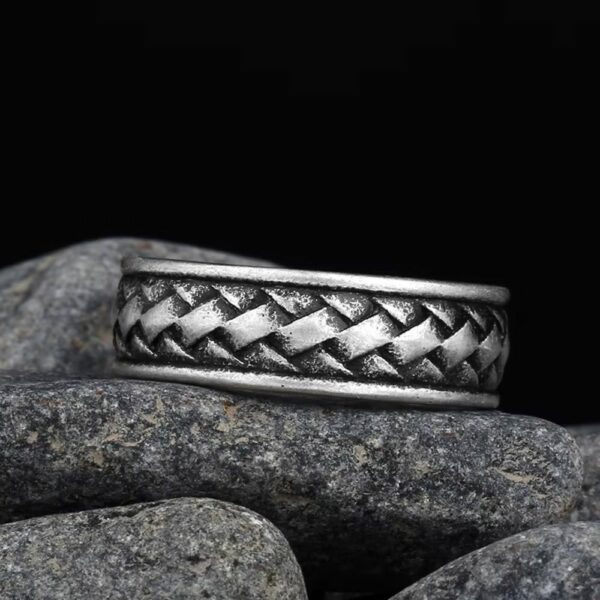 Bague celte tressée en relief style antique