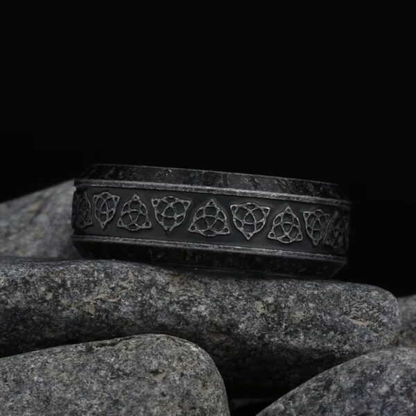 Bague celte noire avec symboles de triquetra
