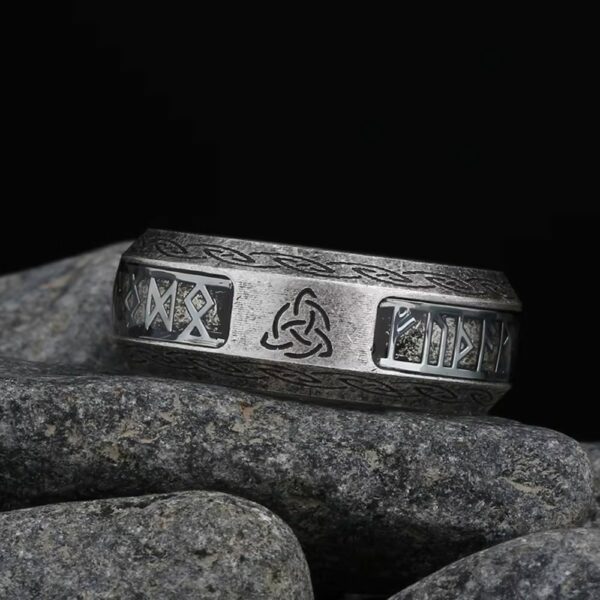 Bague viking avec runes et triquetra en acier