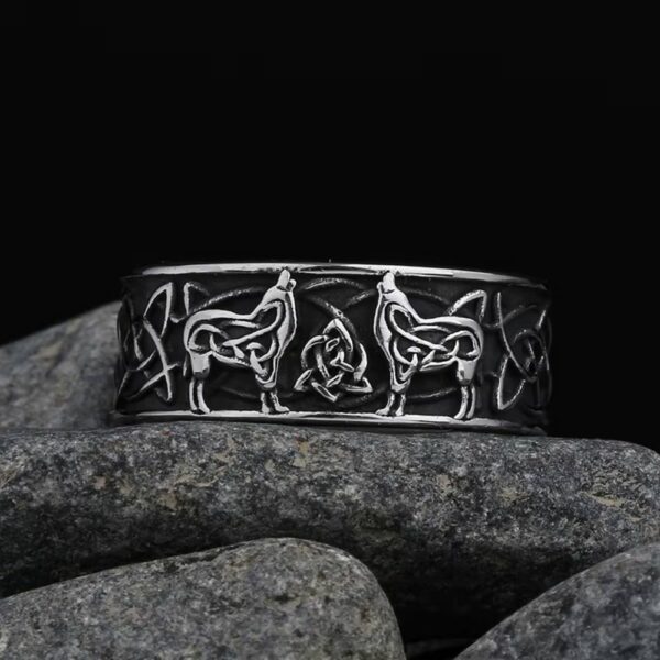 Bague viking noire avec loups et triquetra
