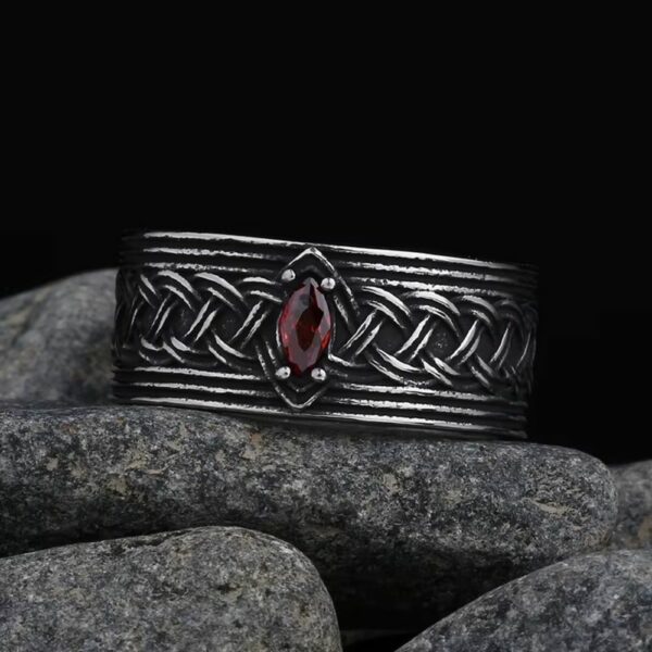 Bague celte noire avec pierre rouge et tressage central