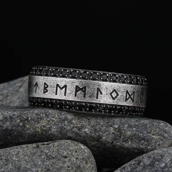 Bague viking gravée de runes avec pierres noires