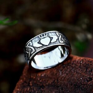 Bague celte Claddagh avec motifs entrelacés
