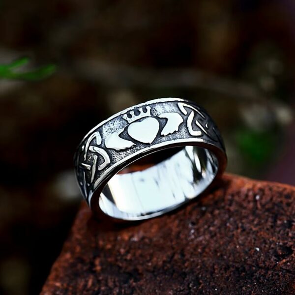 Bague celte Claddagh avec motifs entrelacés