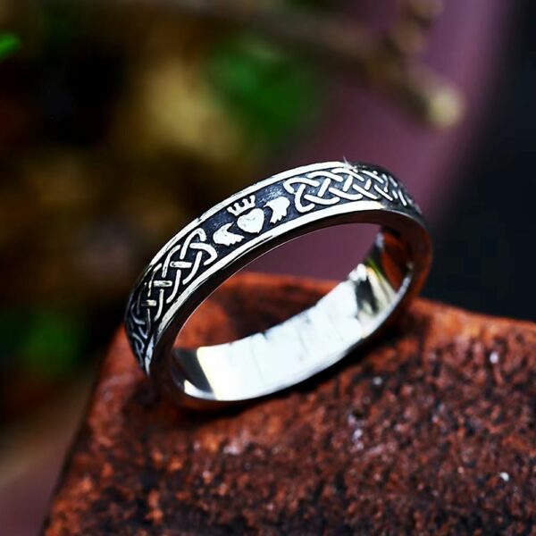 Bague celte fine avec symbole Claddagh et entrelacs