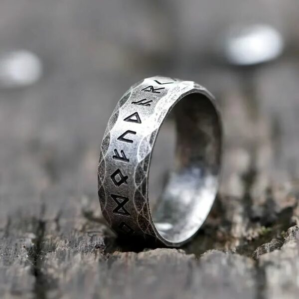 Bague viking runique martelée en acier – Image 2
