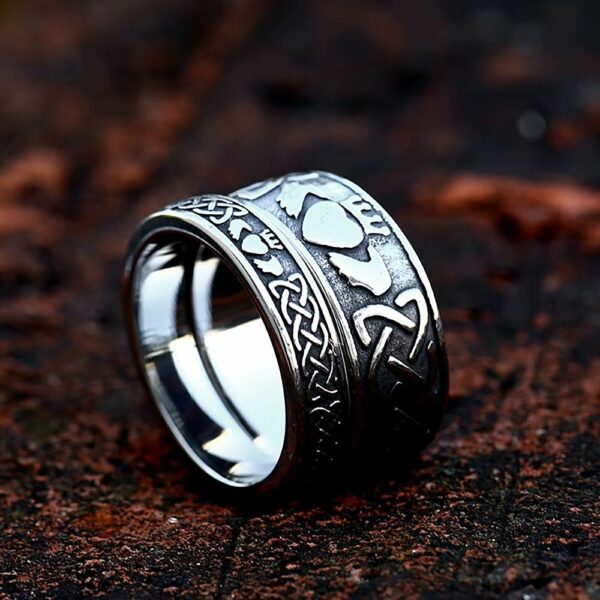 Bague celte large avec Claddagh gravé et double bande