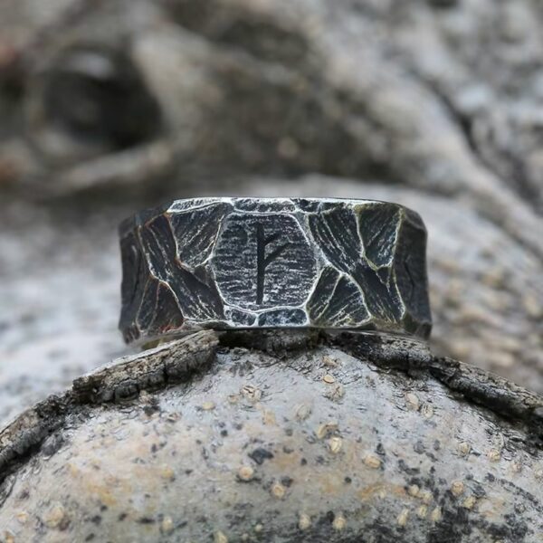 Bague viking brute avec rune gravée en acier martelé
