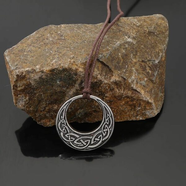 Collier celte lune argentée avec nœuds entrelacés