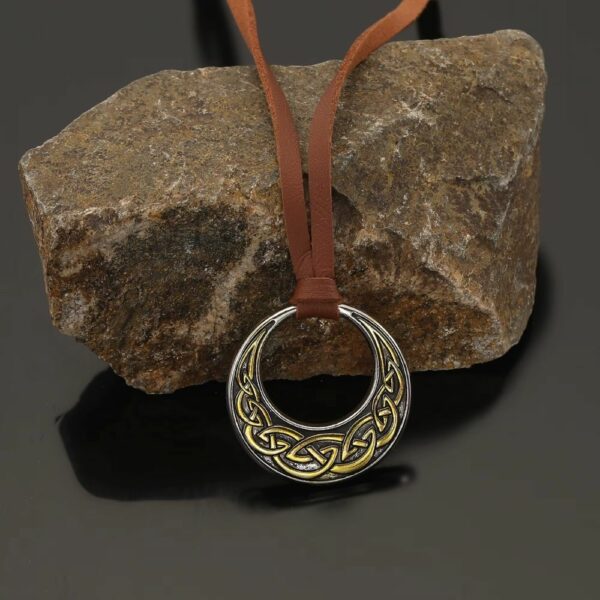 Collier celte doré en forme de lune avec entrelacs