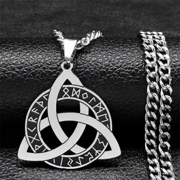 Collier viking triquetra avec runes gravées