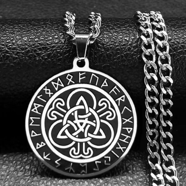 Collier viking triquetra et runes sacrées