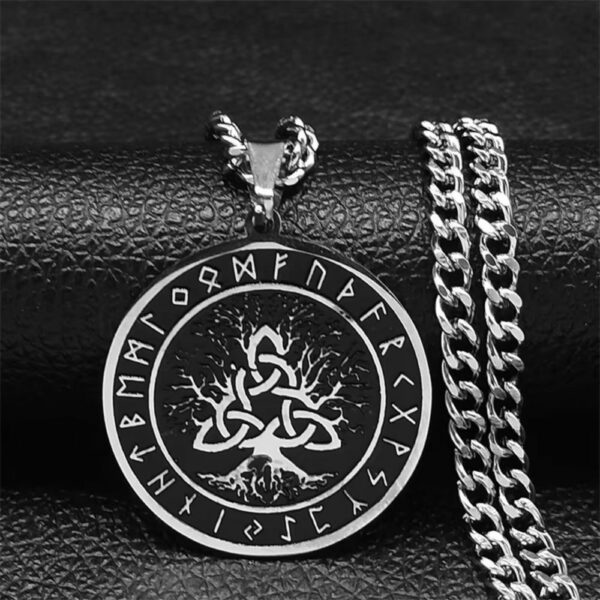 Collier viking arbre de vie avec runes et triquetra