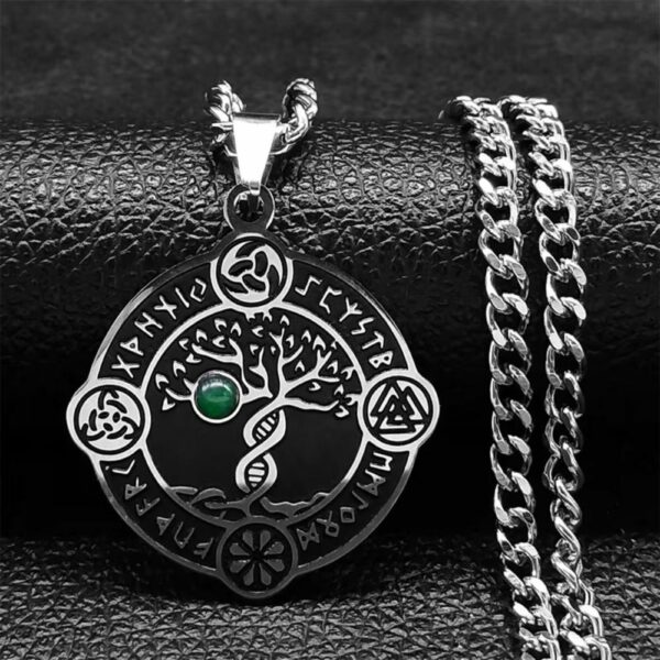 Collier viking arbre cosmique et pierre verte