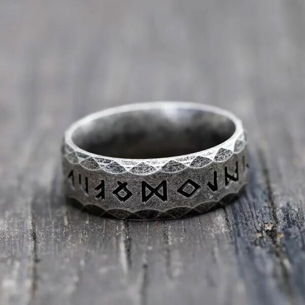 Bague viking runique martelée en acier