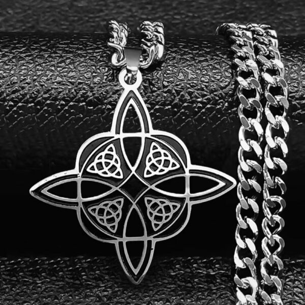 Collier celte croix entrelacée avec triquetras