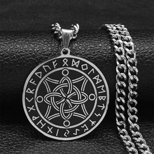 Collier viking rosace triquetra et alphabet runique