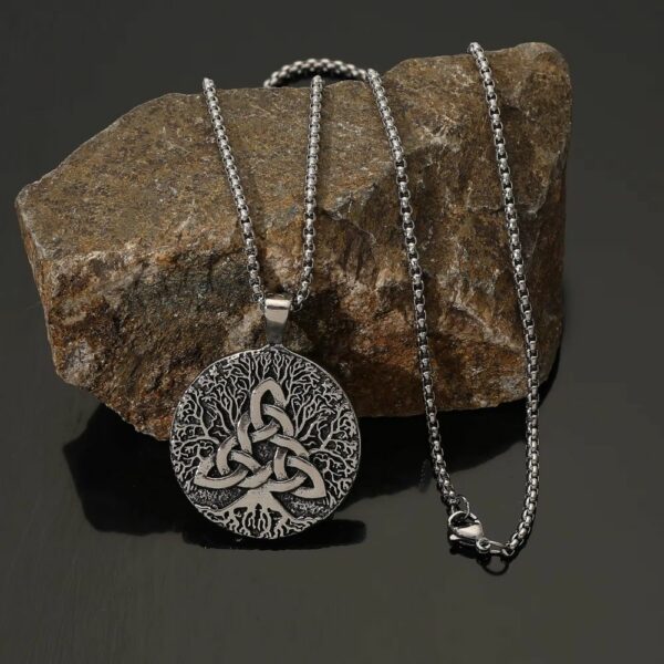 Collier viking arbre de vie et triquetra gravé