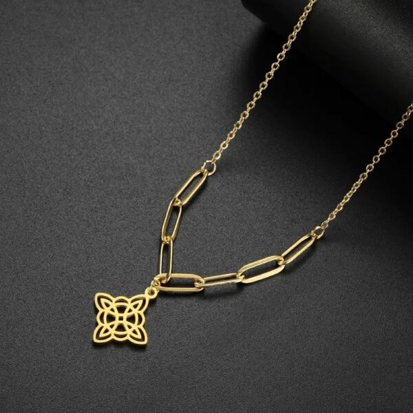 Collier celte doré fleur entrelacée