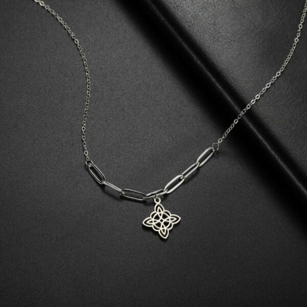 Collier celte argenté fleur entrelacée