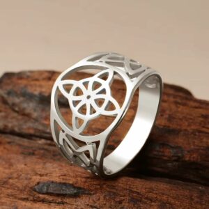 Bague celte argentée avec triquetra