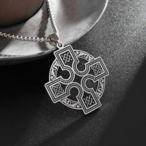 Collier croix celtique argentée ornée