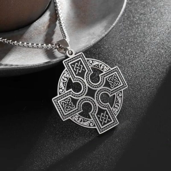 Collier croix celtique argentée ornée