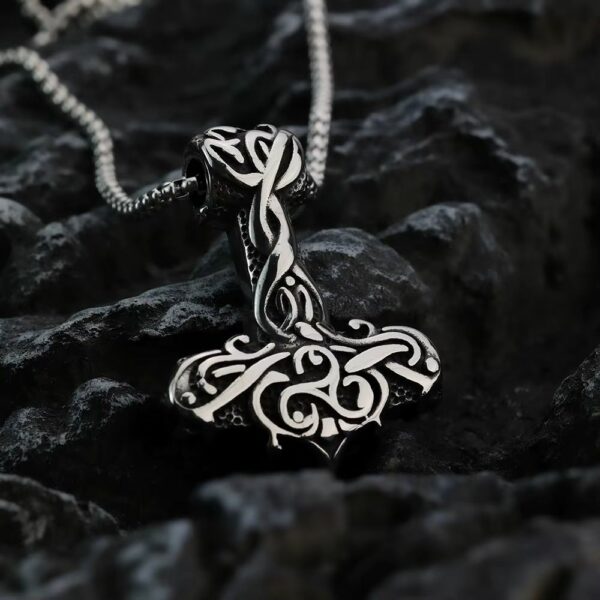 Collier marteau de Thor argenté – Mjölnir entrelacé
