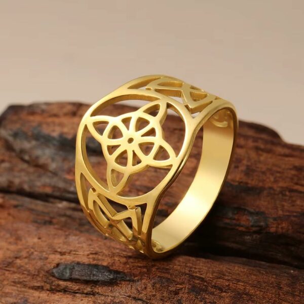 Bague celte dorée avec triquetra ajouré