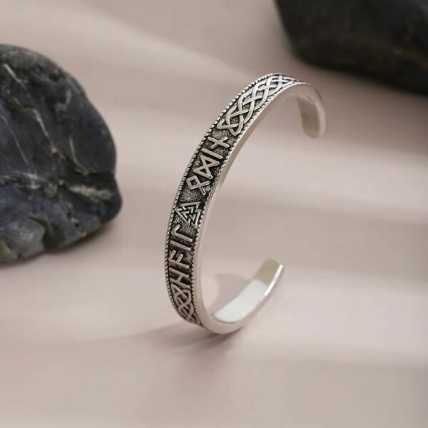 Bracelet viking – runes gravées et symbole du Valknut