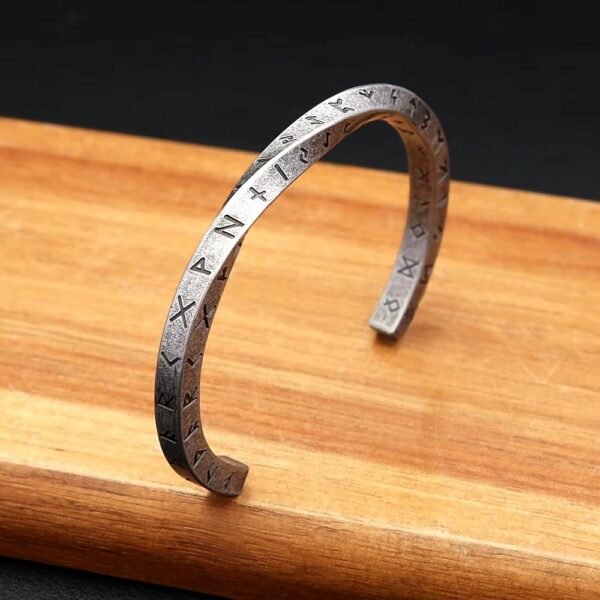 Bracelet viking argenté – runes forgées style brut