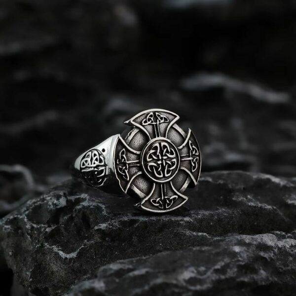 Bague celte en acier avec croix ornée de triskels