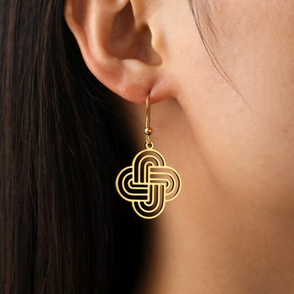 Boucles d’oreilles nœud celtique dorées – Image 2