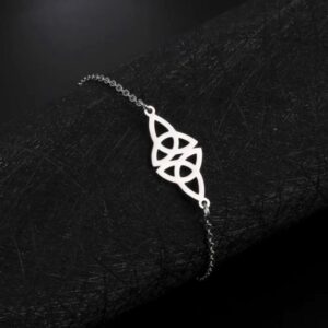 Bracelet triquetra argenté à chaîne fine – Image 2