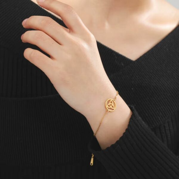 Bracelet triquetra cerclé doré ou argenté – Image 2
