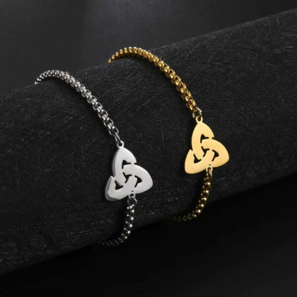 Bracelet triquetra stylisé sur maille épaisse, argenté ou doré