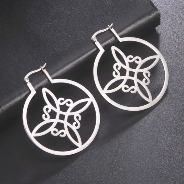Boucles d'oreilles celtes argentées au motif floral