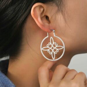 Boucles d'oreilles celtes argentées au motif floral – Image 2