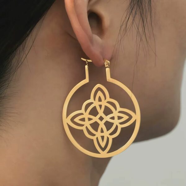 Boucles d'oreilles celtes dorées en motif nœud triquetra