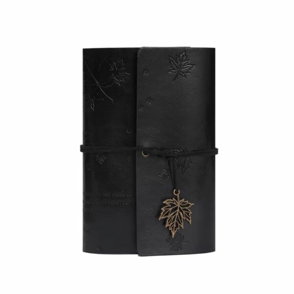 Carnet médiéval noir avec feuille d’érable