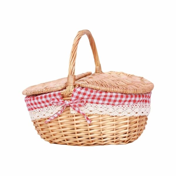 Panier médiéval clair à couvercles et tissu rouge à carreaux
